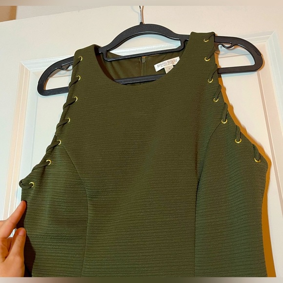 Bisou Bisou | Sleeveless Grommet Shoulder Bodycon Dress in Olive Green Size 8 - Picture 4 of 6